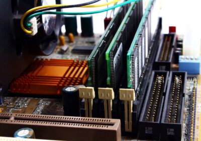 Różnice i fakty między pamięciami RAM DDR3 i DDR4.
